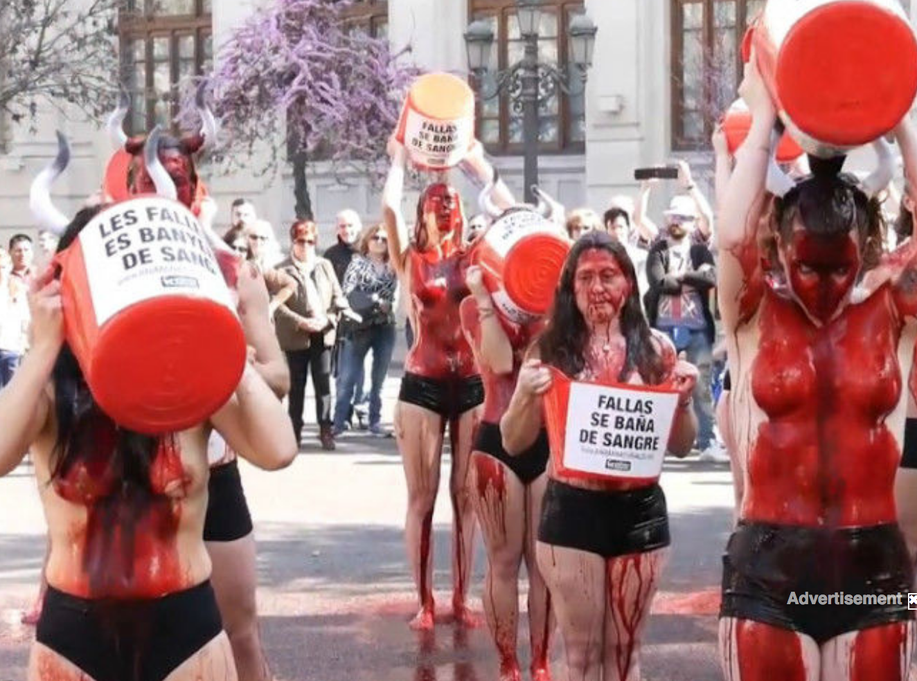 Activistas animalistas se vierten semidesnudas cubos de “sangre” en señal de protesta