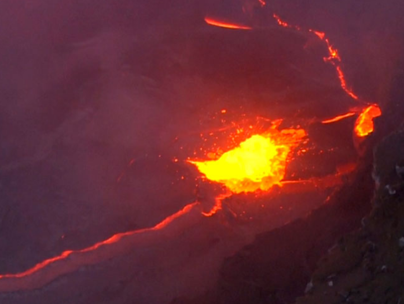 El volcán Kilauea de Hawái estalla en impresionantes ríos de lava de 900 grados